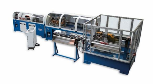 Bild 4: Diese kundenspezifische Entwicklung ist die einzige Anlage auf dem Markt, die in der Minute bis zu 100 dieser dünnen Rohre schneiden und gleichzeitig entgraten kann.