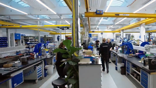 In the in-house workshop, Customer Service carries out urgent repairs and modifications to geared motors and other components.