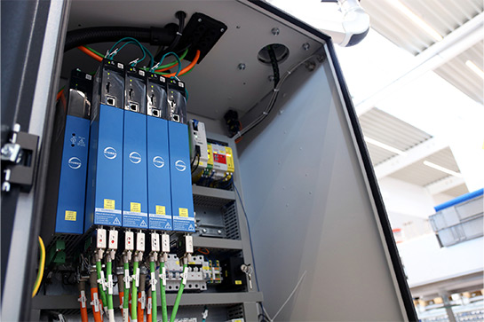 STÖBER lieferte die Baureihe SI6. Konzipiert sind die schmalen Antriebsregler als Anreihgeräte.