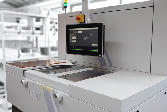 Die Besäummaschine: Mit einem Fräser werden zum Beispiel verpresste Multilayerplatten auf Maß zurückgeschnitten.