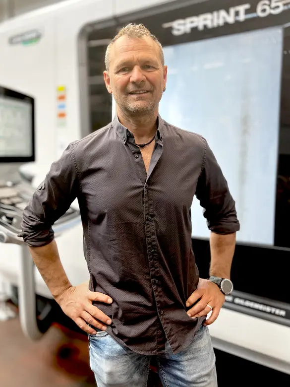 Ausbilder Andreas Mehring des Fertigungsbereichs Verzahnung Weich