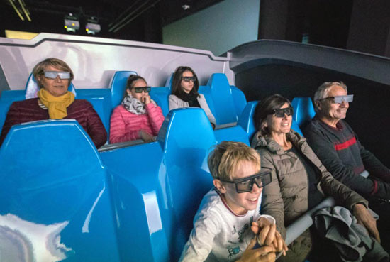 Fahrerlose Transportsysteme kommen auch zum Einsatz, um Personen zu befördern, etwa in Freizeitparks. Dabei ist ein besonders hohes Maß an Sicherheit erforderlich.